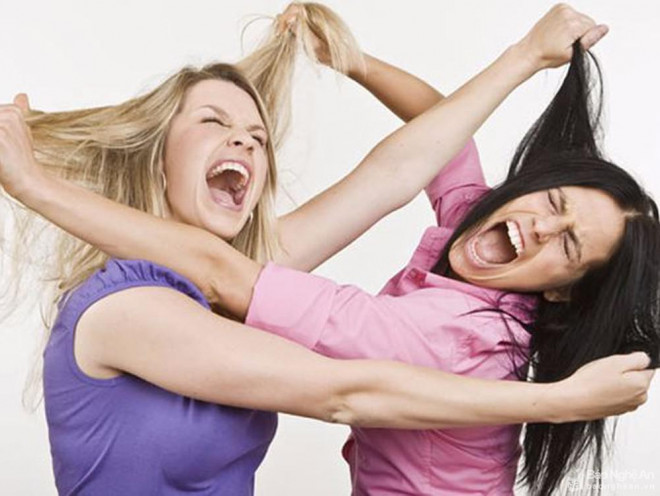 Cô gái 20 tuổi bị vợ đánh ghen giữa phố, chồng lao ra &#34;anh hùng cứu mỹ nhân&#34; và cái kết - 3
