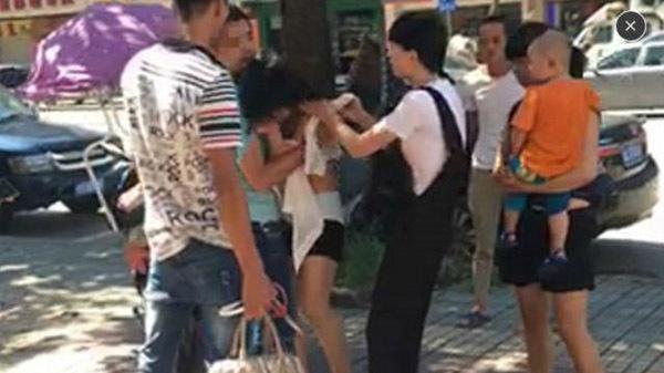 Cô gái 20 tuổi bị vợ đánh ghen giữa phố, chồng lao ra &#34;anh hùng cứu mỹ nhân&#34; và cái kết - 1