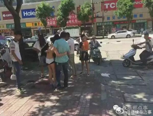 Cô gái 20 tuổi bị vợ đánh ghen giữa phố, chồng lao ra &#34;anh hùng cứu mỹ nhân&#34; và cái kết - 2