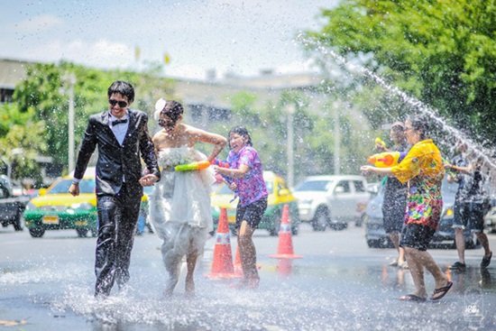 Khám phá nét đặc trưng của lễ hội Té nước mừng năm mới ở Lào, Campuchia và Thái Lan - 10