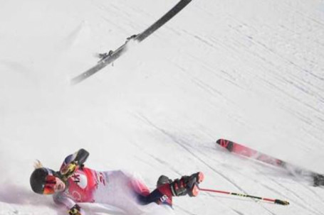 Nữ VĐV trượt tuyết gặp tai nạn kinh hoàng tại Olympic mùa đông