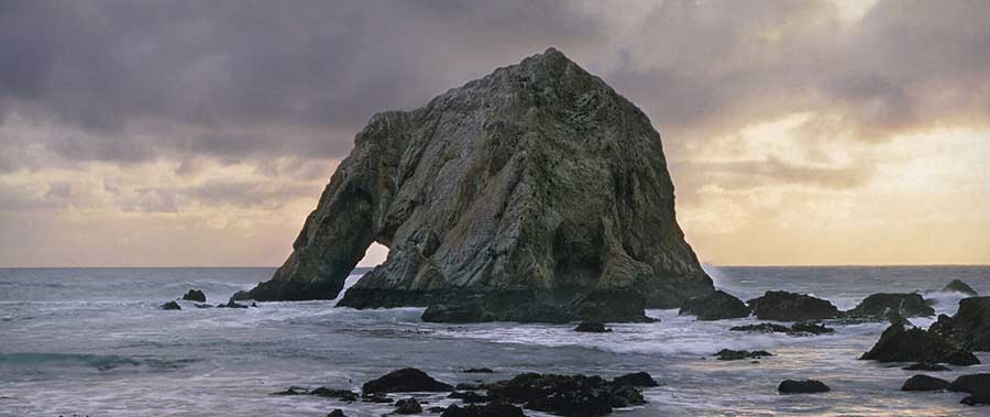 Hòn đảo nổi tiếng với tảng đá khổng lồ hình con voi - 1