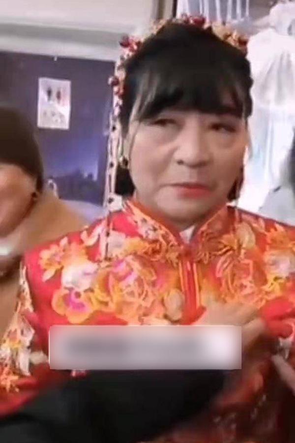 Chú rể lấy vợ lớn tuổi hơn cả mẹ mình, nhan sắc cô dâu khiến ai nấy choáng váng - 1