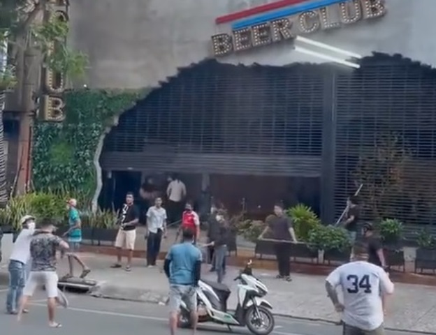 Lời khai hai nhóm thanh niên cầm hung khí rượt đuổi nhau như phim ở TP.HCM - 1