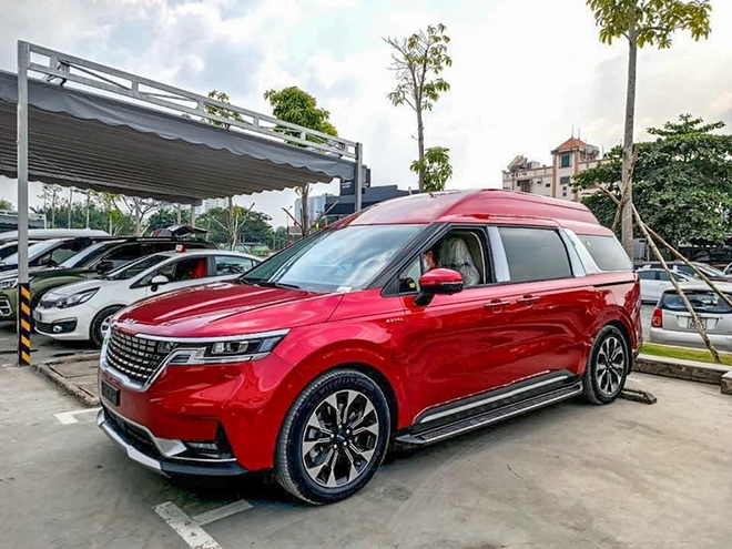 Phiên bản cao cấp Royal của dòng xe KIA Carnival tại đại lý, giá bán hơn 2,4 tỷ đồng - 1