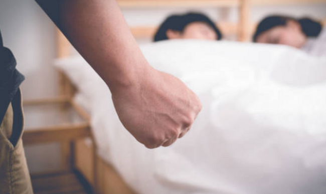 Vợ công khai ngoại tình với hàng xóm, người đàn ông uất ức gây bi kịch - 1