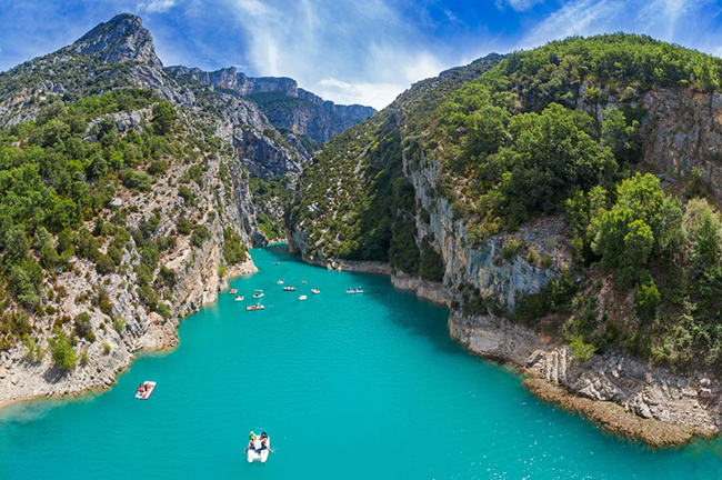 Verdon Gorges: Đây là hẻm núi lớn nhất ở châu Âu, mang đến cảnh quan tuyệt đẹp khiến du khách không thể nào quên. Bạn có thể trải nghiệm hẻm núi du Verdon thông qua các hoạt động dưới nước như vượt thác hoặc chỉ đơn giản là đi bộ đường dài.
