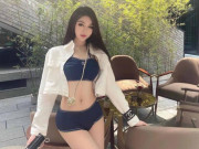 Cô gái nổi bật nhất quán cafe nhờ mặc bộ đồ gym ngắn, để lộ đường cong nữ tính