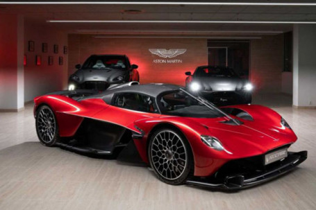 Cận cảnh siêu xe hypercar Aston Martin Valkyrie đầu tiên tại đại lý, giá hơn 69 tỷ đồng