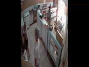 Video: Bị dí súng uy hiếp, cô gái phản ứng cực gắt khiến tên cướp hoảng hốt "quay xe"
