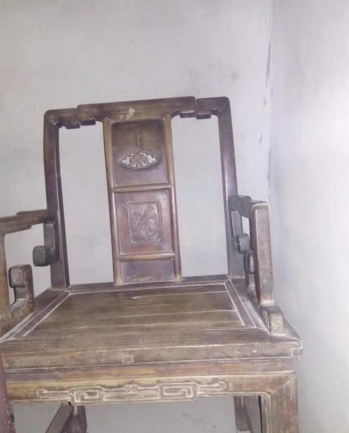 Nhặt ghế gỗ bỏ đi, 29 năm sau đem bán thành của báu - 1