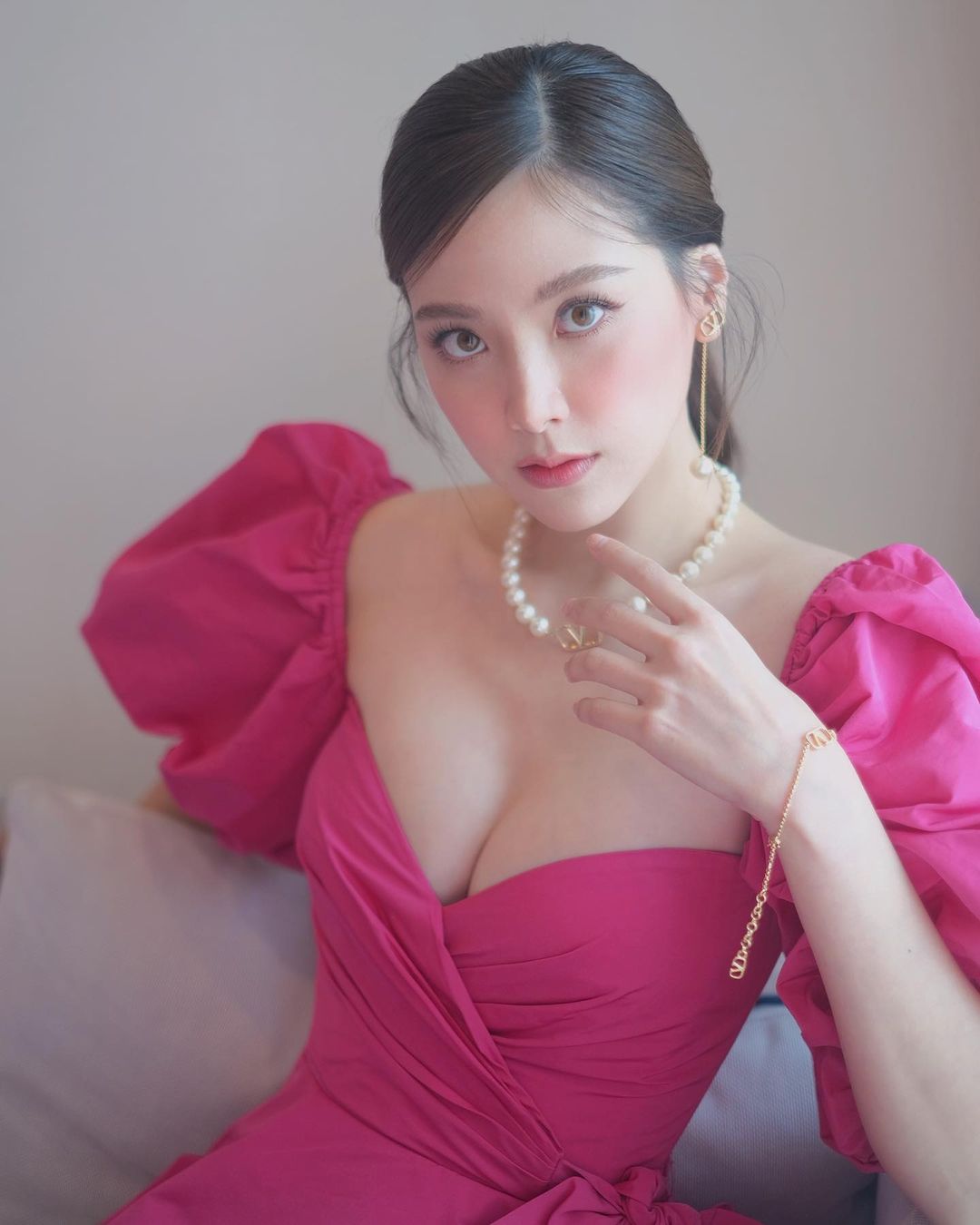 &#34;Gái ngành xinh nhất Thái Lan&#34; diện váy tôn thềm ngực đầy đặn hút vạn người ấn like - 1