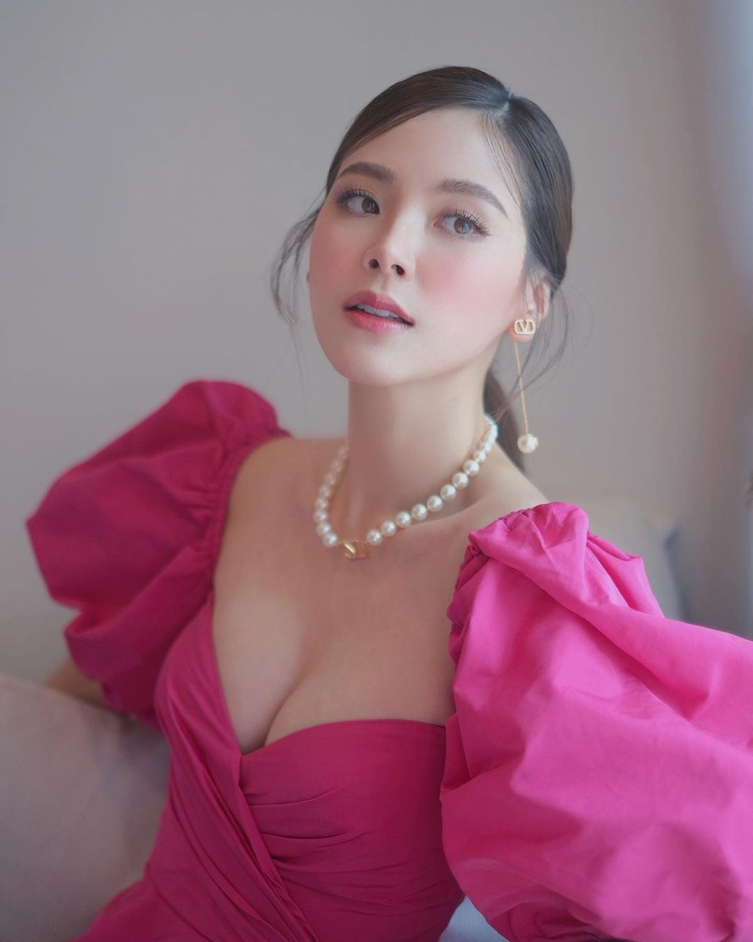 &#34;Gái ngành xinh nhất Thái Lan&#34; diện váy tôn thềm ngực đầy đặn hút vạn người ấn like - 4