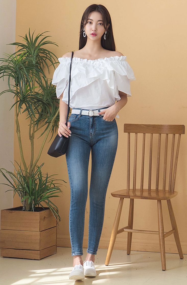 Cô gái gây chú ý vì mặc áo croptop, quần skinny jean đi siêu thị - 4