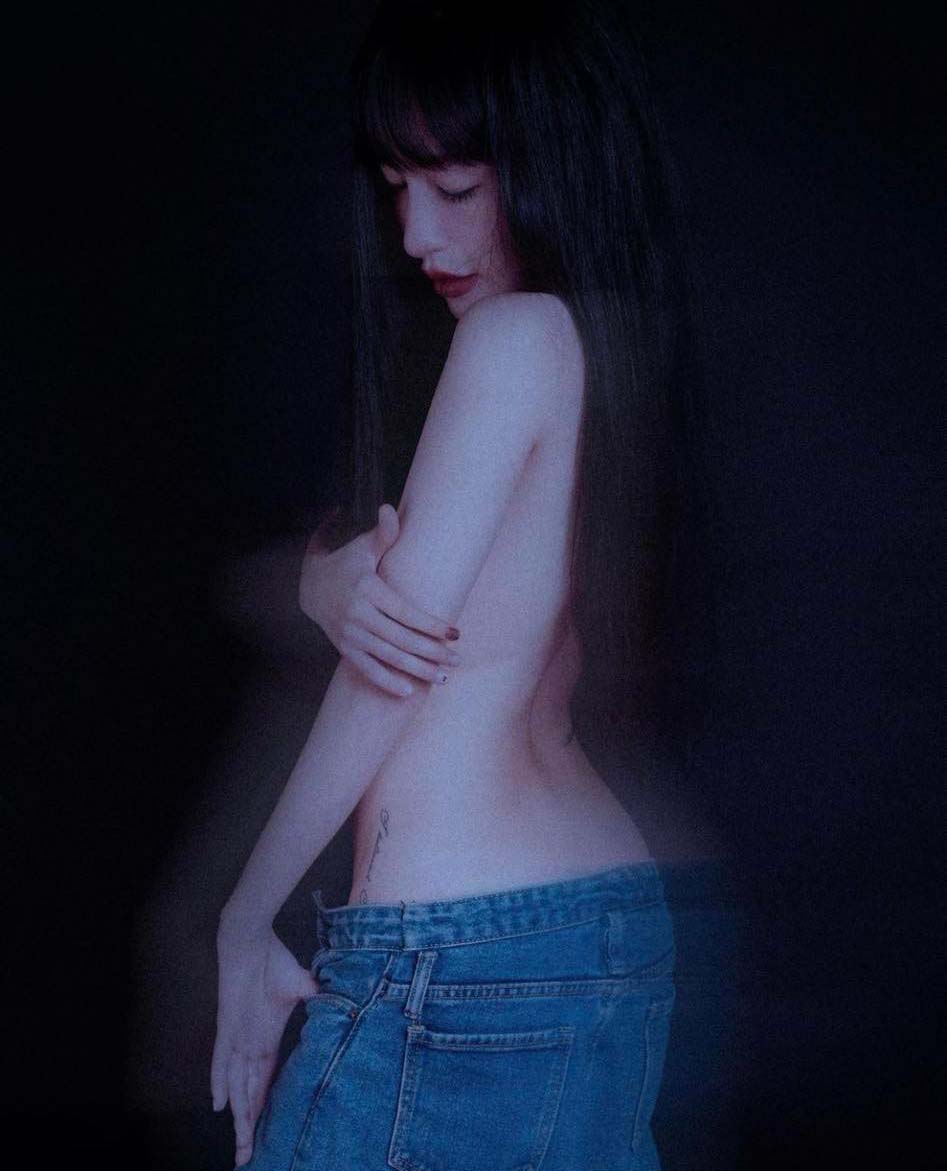 Elly Trần bán nude khoe võng lưng, đường cong chữ S tuyệt phẩm - 1