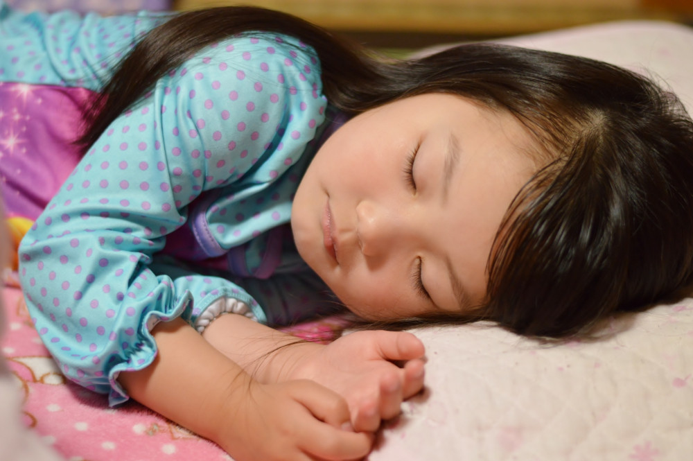 Khi cho trẻ ngủ phòng riêng, cha mẹ cần tránh 2 cột mốc thời gian này - 3
