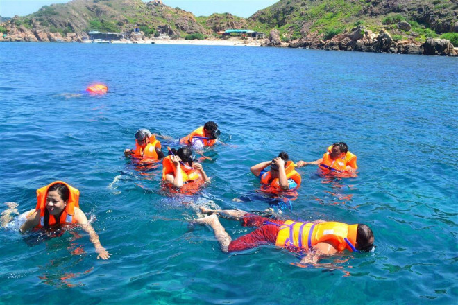 1645678165 1645541081 vui choi tai hon kho width1200height800 Hít thở “vitamin sea“, lặn ngắm san hô, chinh phục núi đá tại Hòn Khô