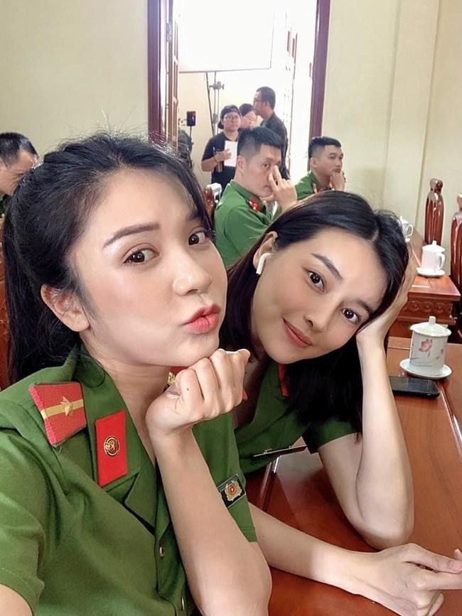 Mới đây, Thanh Bi cùng Cao Thái Hà được nhắc đến nhiều khi đảm nhận vai thiếu úy trong bộ phim "Bão ngầm" đang được phát sóng.
