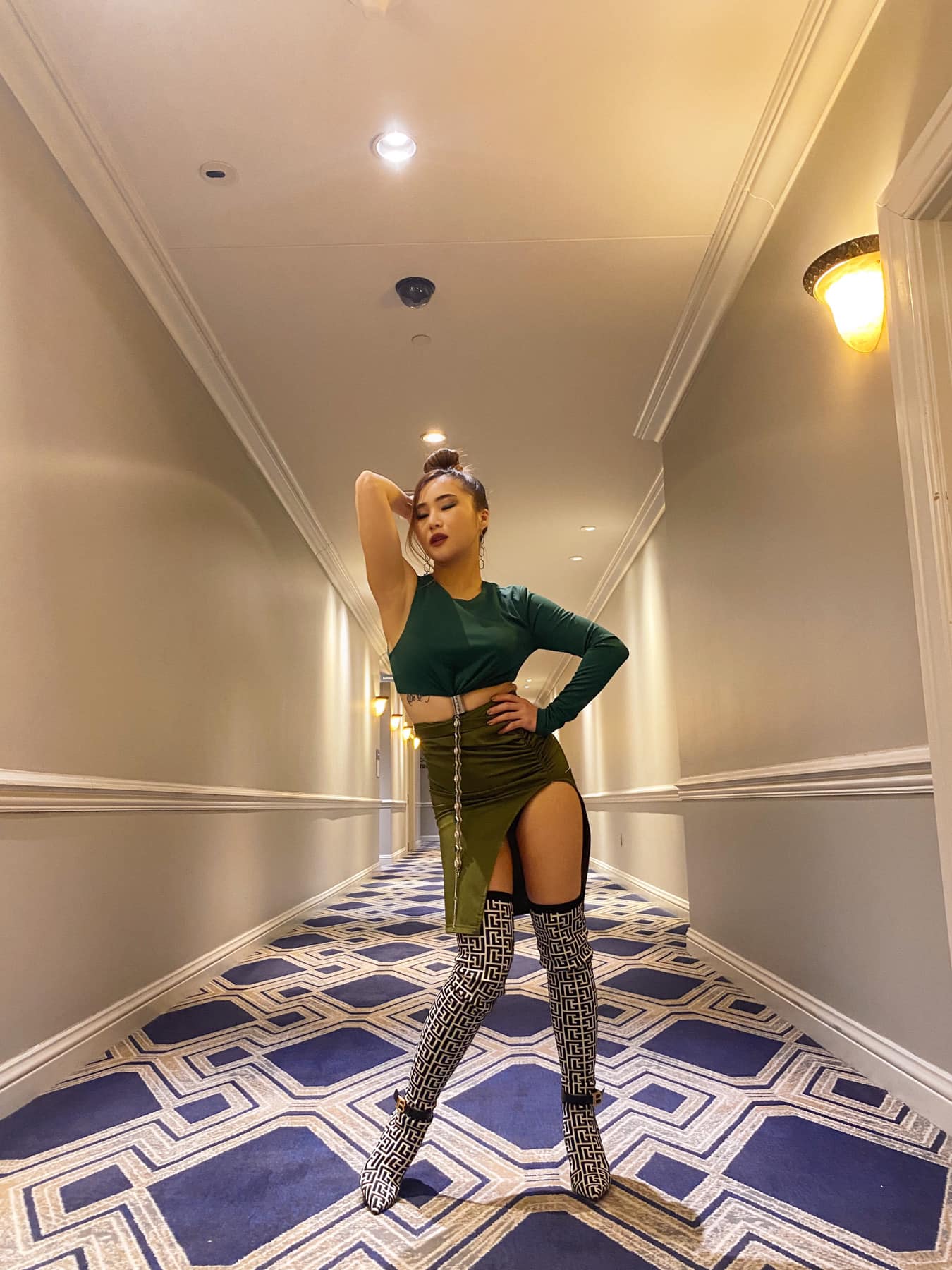 Hương Tràm lên đồ đi hát rườm rà đến khó hiểu - 3