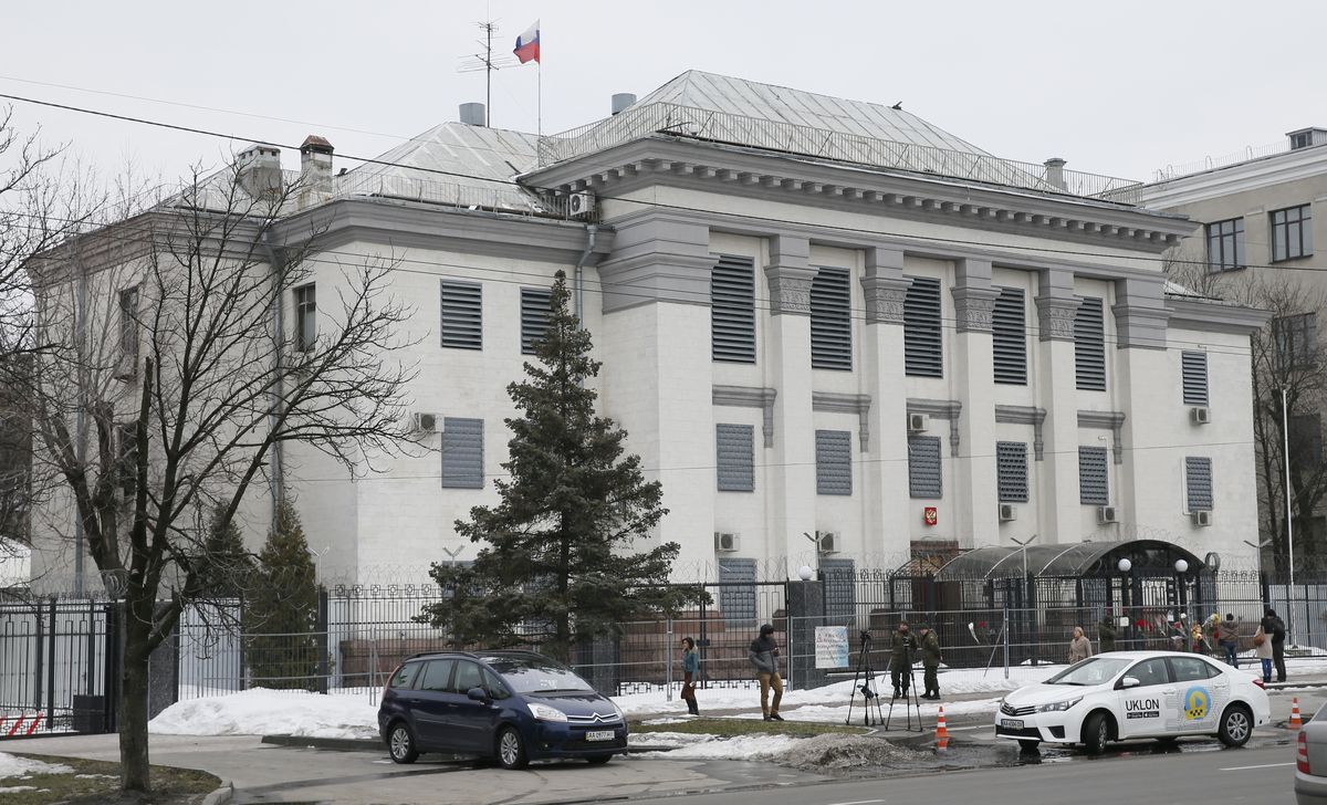 Nga bắt đầu sơ tán nhân viên đại sứ quán khỏi Ukraine - 1