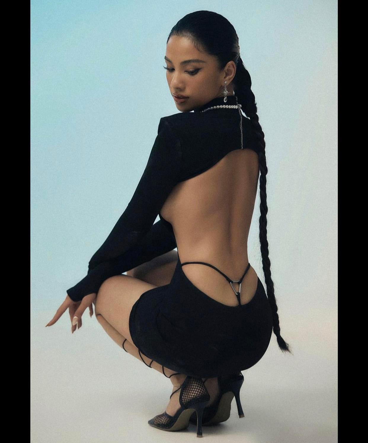 Chân dài An Giang có vòng eo "thắt cổ chai" mê hoặc vẫn bị nghi photoshop quá tay - 4