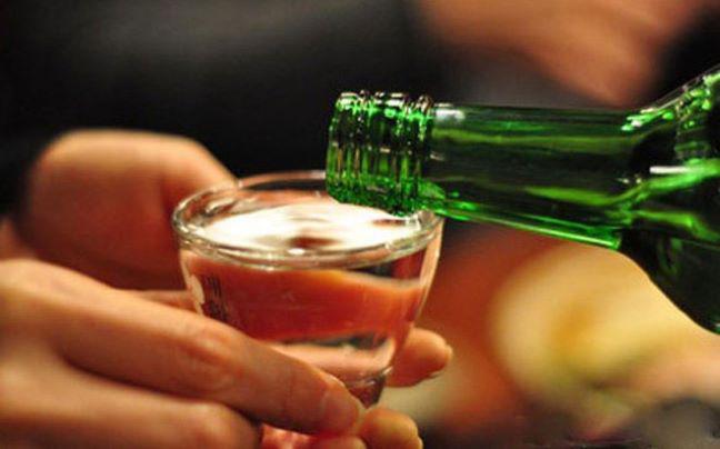 Uống rượu có sát khuẩn họng, ngăn ngừa lây nhiễm COVID-19? - 1