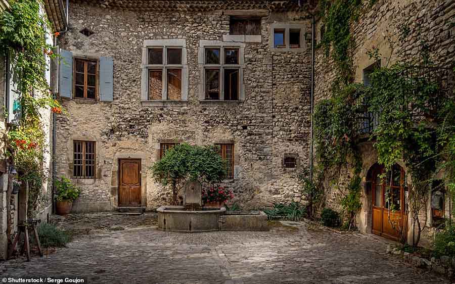 Lạc lối trước 5 ngôi làng đẹp nhất nước Pháp năm 2022, khung cảnh đẹp như tranh - 1