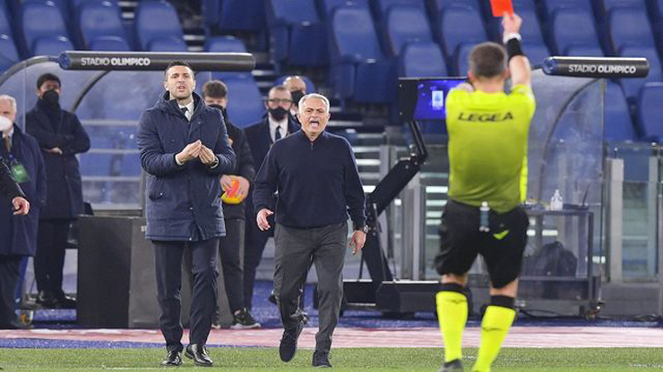 AS Roma thắng nghẹt thở, Mourinho nhăn nhó vì cảnh trớ trêu ở &#34;nhà tù&#34; - 1