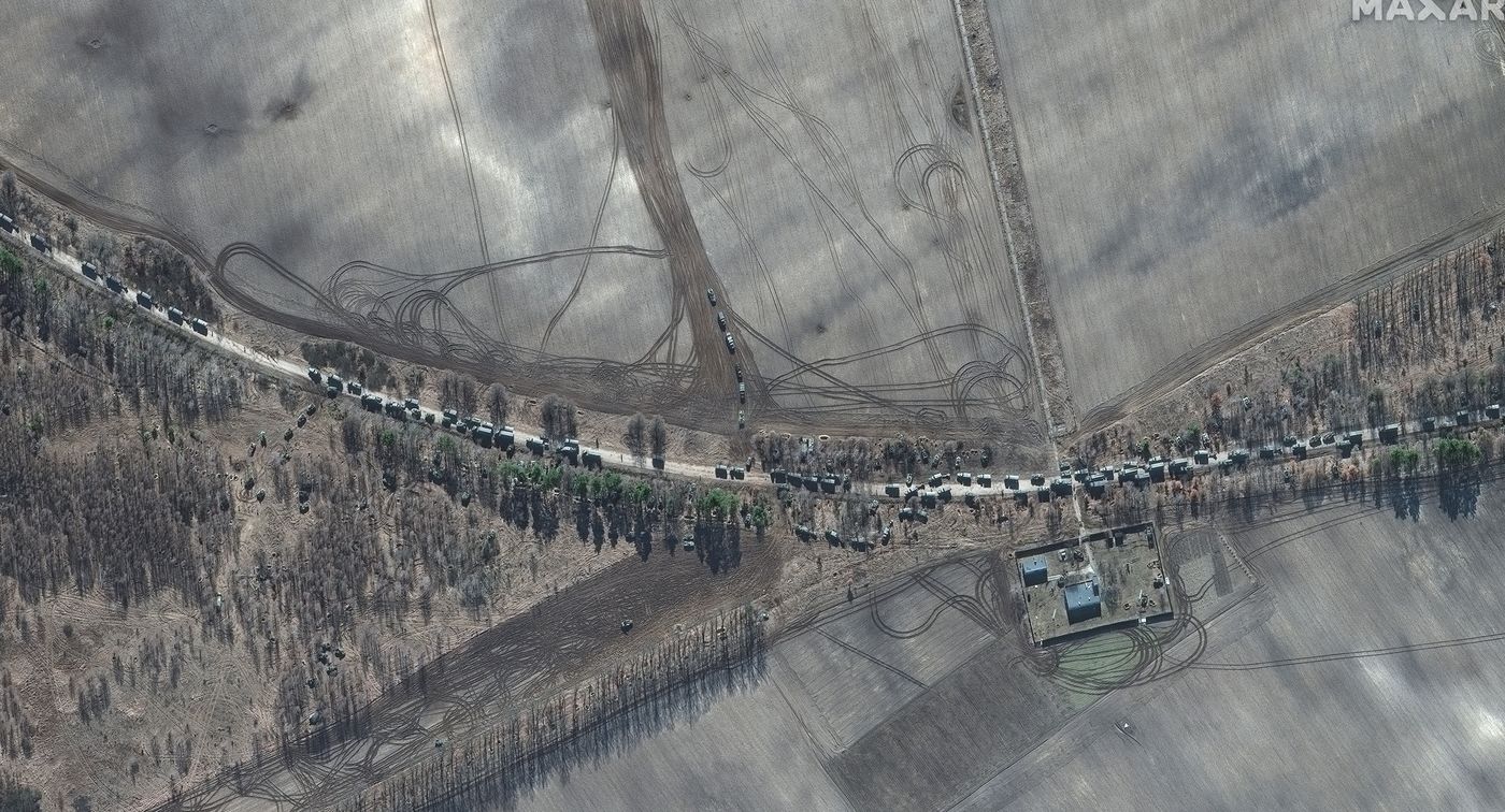 Xung đột Nga – Ukraine: Ảnh vệ tinh hé lộ đoàn xe quân sự dài 64km của Nga áp sát Kiev - 1