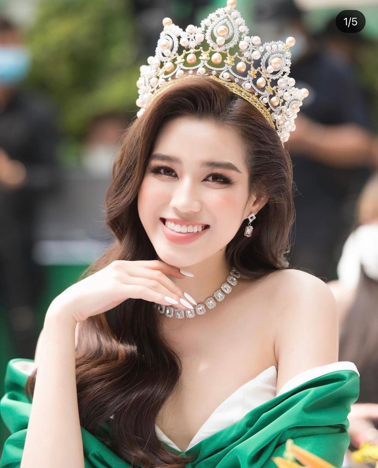 Hoa hậu Đỗ Thị Hà mắc lỗi thời trang tai hại vì kiểu váy lụa khiến nhiều chị em e dè - 1