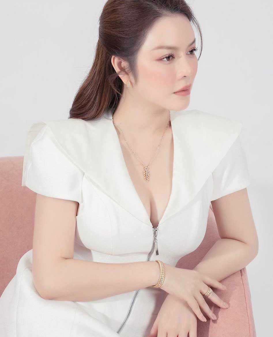 Lý Nhã Kỳ khoe vẻ đẹp U40 với kiểu mặc tôn vòng 1 gợi cảm - 1