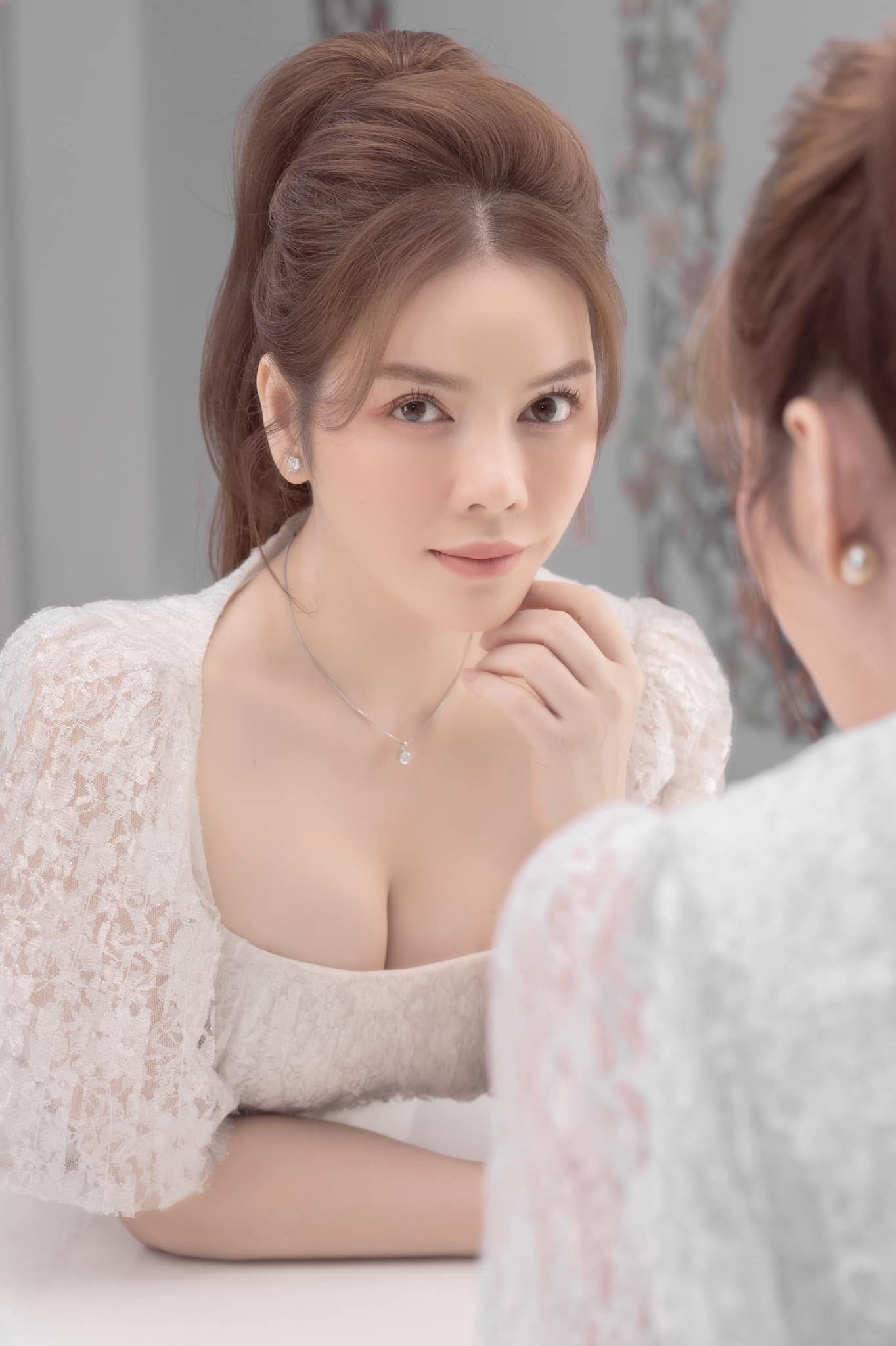 Lý Nhã Kỳ khoe vẻ đẹp phồn thực hàng đầu Vbiz với kiểu mặc tôn vòng 1 gợi cảm - 5