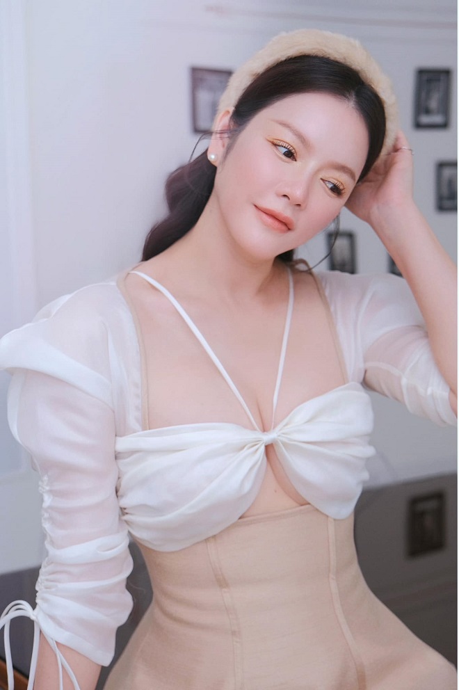 Lý Nhã Kỳ khoe vẻ đẹp phồn thực hàng đầu Vbiz với kiểu mặc tôn vòng 1 gợi cảm - 9