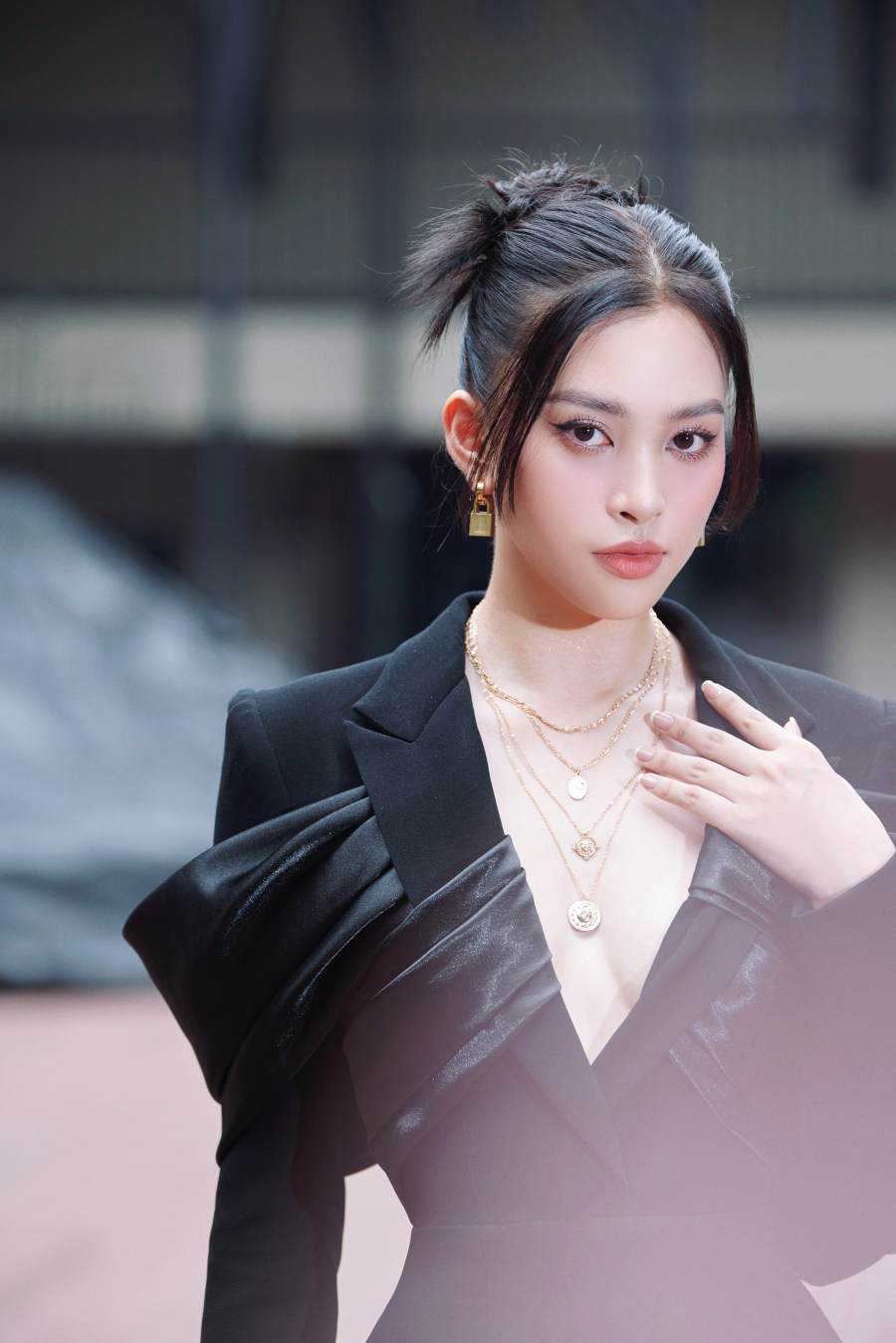 Tiểu Vy và Kim Duyên mặc váy xẻ ngực, tuyển chân dài cho show Lê Thanh Hoà - 1