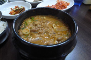 Vào những ngày mùa đông giá lạnh, món ăn kinh dị đặc sản Hàn Quốc chắc chắn sẽ làm nên sự khác biệt. Với vị ngon đặc trưng và hương vị bắt đầu từ bộ phận cổ họng, chúng sẽ đưa bạn đến với một thế giới mới toanh.