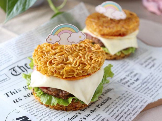 Tự tay làm món hamburger từ mì ăn liền đảm bảo các bé thích mê - 1