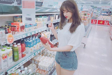 Trào lưu các cô gái mặc hở khoe body khi đi siêu thị khiến người nhìn đỏ mặt