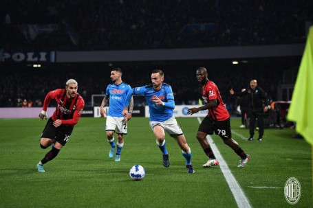 Kết quả bóng đá Napoli - AC Milan: Giroud tỏa sáng, đánh chiếm ngôi đầu (Vòng 28 Serie A)