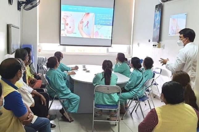 Các bước tự kiểm tra "núi đôi" tại nhà, phát hiện sớm ung thư vú - 2