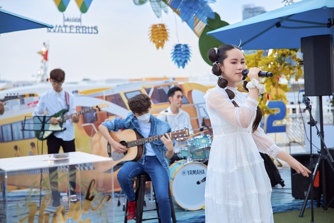 Hoa hậu nhí Bella Vũ và anh trai khuấy động không khí sôi nổi tại trạm xe Sài thành - 1