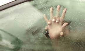 Thấy ô tô rung lắc, lại gần phát hiện nam thanh niên "mây mưa" với bé gái 13 tuổi - 1