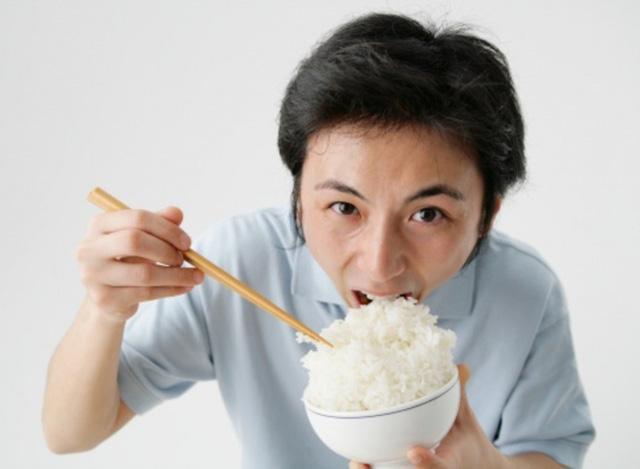 Những sai lầm khi ăn cơm gây hại sức khỏe khủng khiếp nhiều người Việt thường mắc phải - 1