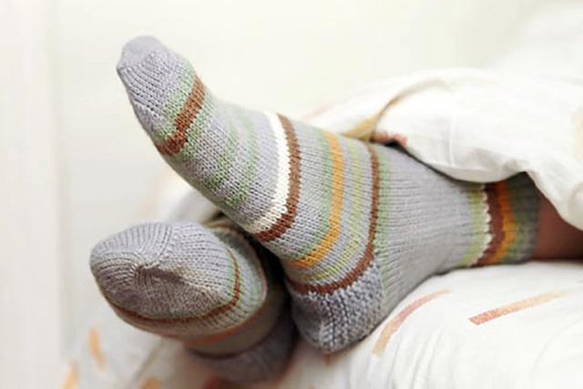 Lạnh bàn chân, một trong những triệu chứng hậu COVID-19 - 1