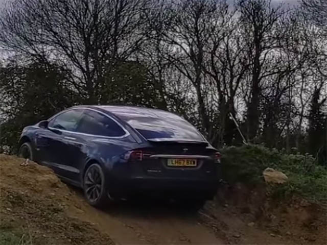 Tesla Model X gây bất ngờ với khả năng off-road