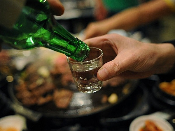 Uống rượu để ngăn ngừa lây nhiễm COVID-19: Sai lầm nhiều quý ông mắc phải - 1