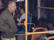 Chàng trai "nhỡ mồm" trên xe buýt nhận ngay cái kết