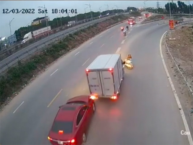Tránh xe máy đi ngược chiều, xe tải bị ô tô con tông mạnh vào đuôi