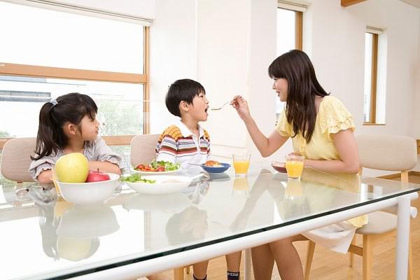 Con trai để mẹ già ngồi cốp ôtô, lý do mới thực sự sửng sốt - 2