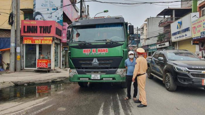 CSGT đón lõng mọi cửa ngõ Thủ đô, các tài xế xe &#34;hổ vồ&#34; hối hả gọi cứu viện - 1