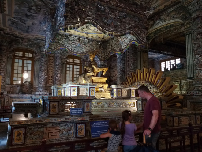 グエン王廟を訪れることは、多くの観光客がフエに来るときに選ばれます-14